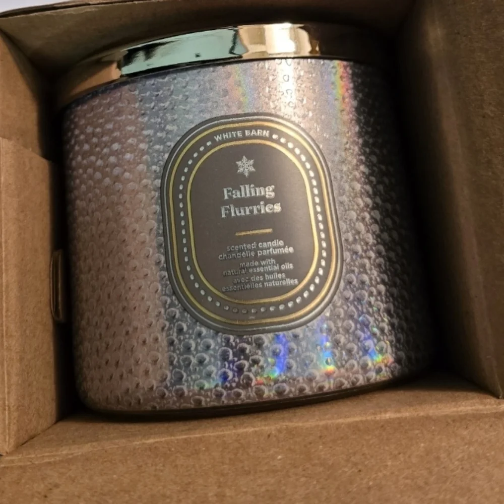 🆕️❄️ BBW FALLING FLURRIES 3 WICK CANDLE- SILVER MOTIF ❄️ - Picture 2 of 5